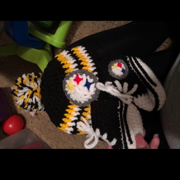 Custom knitted new born baby hat with booties - Picture 2 of 4